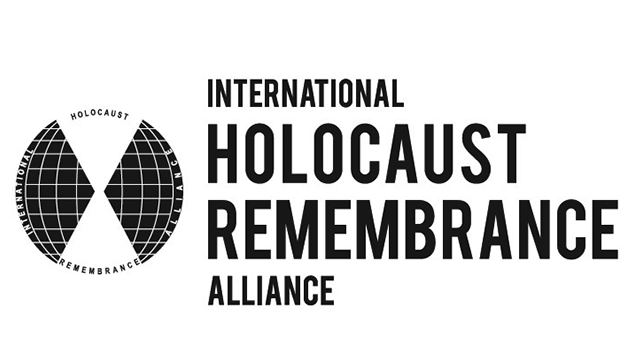 Zu sehen ist das Logo der Internationa Holocaust Remembrance Alliance in schwarz weißer Schrift 