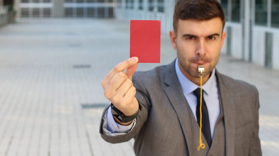 Mann zeigt eine Rote Karte 