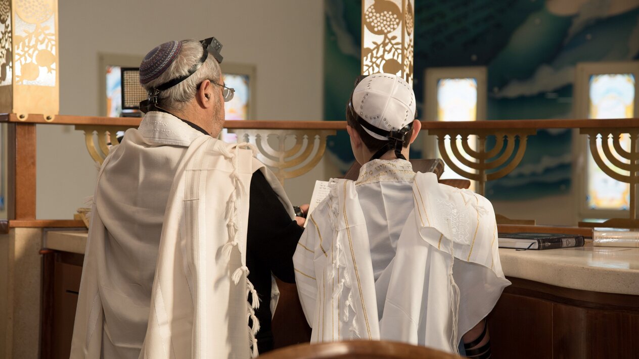 ceremony bar mitzvah boy reads the Torah Zeremonie einer Bar Mizwa