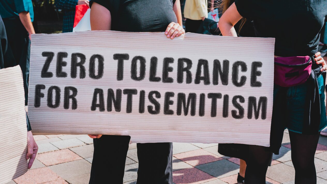 Plakat mit der Aufschrift "Null Toleranz für Antisemitismus"