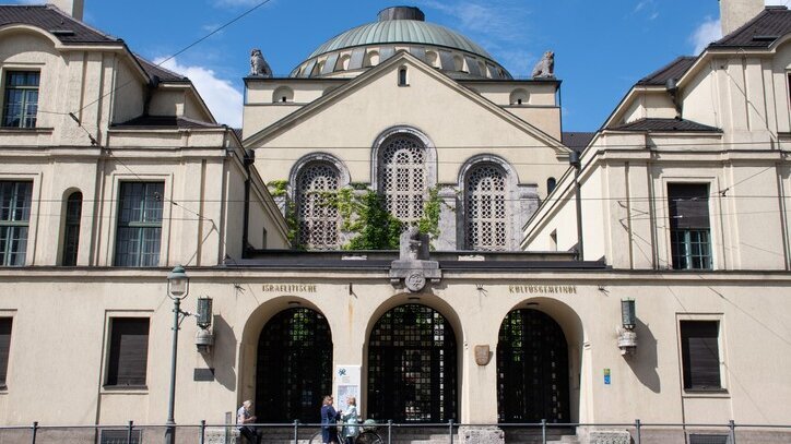 Blick auf Außenfassade Synagoge und Museum jüdische Gemeinde Augsburg