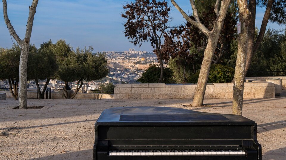 Straßenklavier mit Blick auf Jerusalem 
