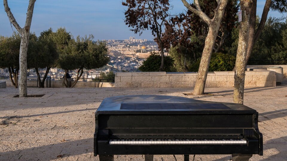 Straßenklavier mit Blick auf Jerusalem 
